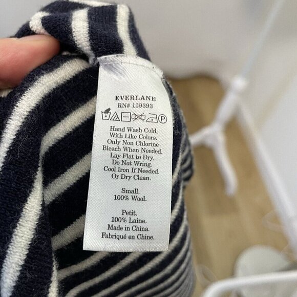 EVERLANE 100% Wool Striped Button Shoulder Knit Sweater Navy White size Small - Picture 6 of 6